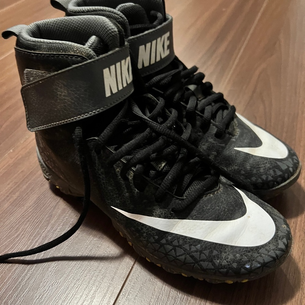 Kids Nike cleats size 4 youth, still in good shape.